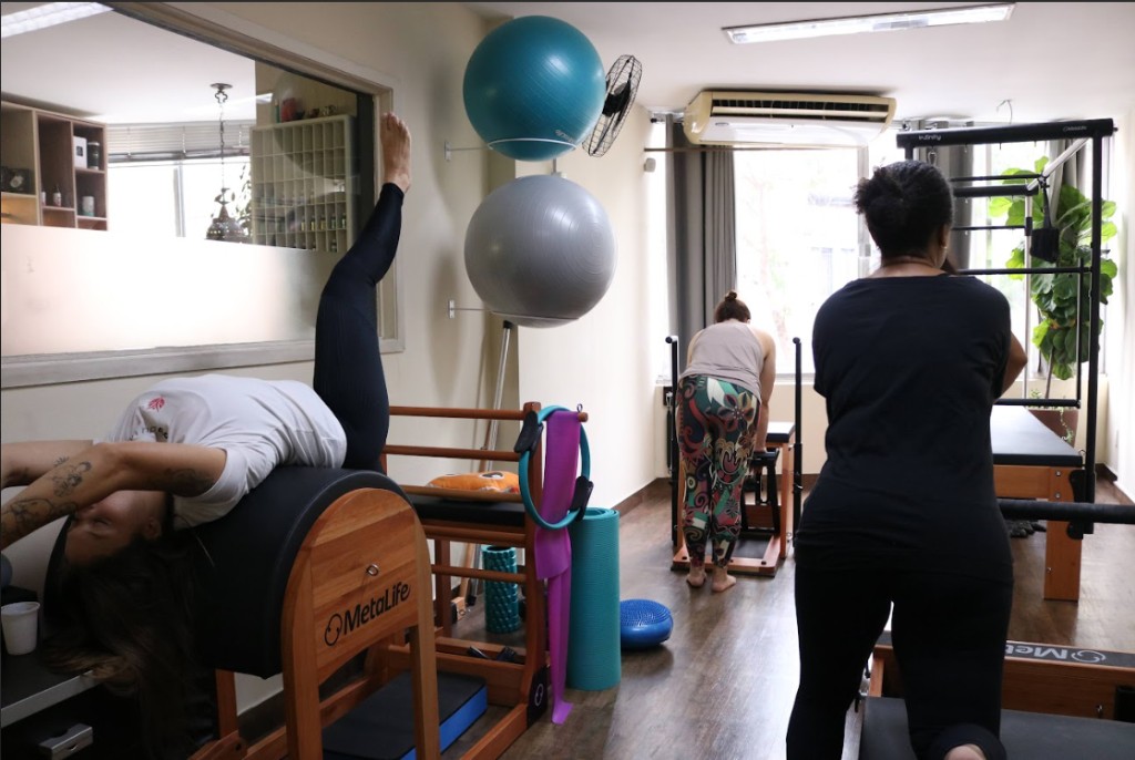 Aula de Pilates com aparelhos no estúdio Yoga du Ville, Tijuca