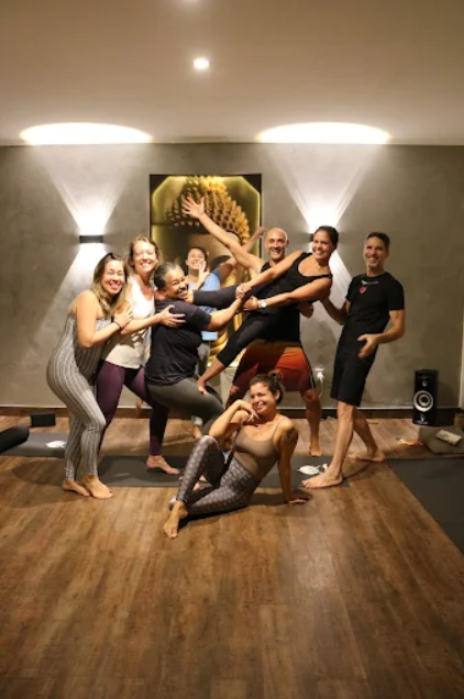 Turma e equipe do Yoga du Ville no estúdio da Tijuca, em pose descontraída