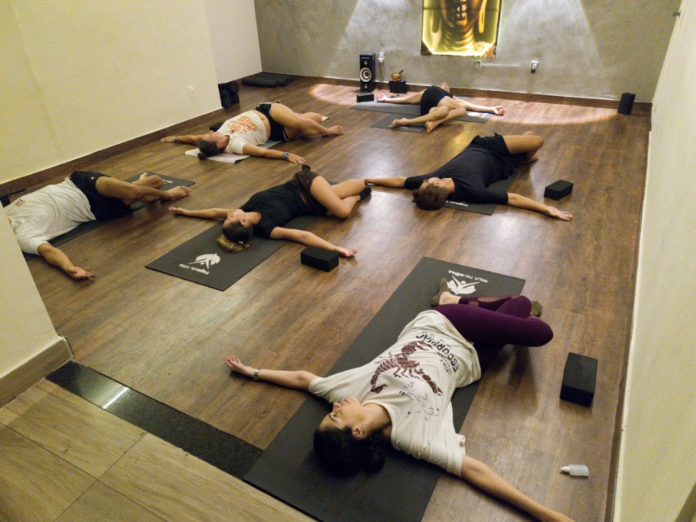 Aula de yoga em turma no estúdio Yoga du Ville, Tijuca